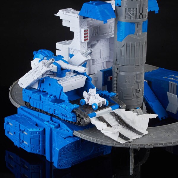 Transformers Generations Selects Titan Class Guardian Robot Lunar Tread  (5 of 39)